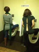 女人上厕所就是比男人霸气-搞笑图片