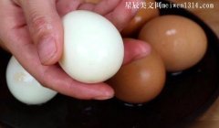 剥鸡蛋不粘皮的技巧，主要是在煮鸡蛋的时候应该加上这两种东西-常识大全